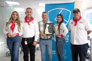 🏅🏅Homenajeamos al Gobernador Jose Ricardo Orozco quien hizo parte de el grupo de diputados que por medio de la ordenanza 008 de 2013 declaro el Aguardiente Tapa Roja como patrimonio historico, cultural y economico de los tolimenses🎉 ❤️💙💚Resaltamos su vision global que ha contribuido al crecimiento de la marca que contiene la pujanza y grandeza del departamento 👏👏